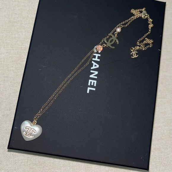 Authentic Chanel White/Gold Tone Pearl Heart Shaped Drop Necklace - Picture 4 of 8